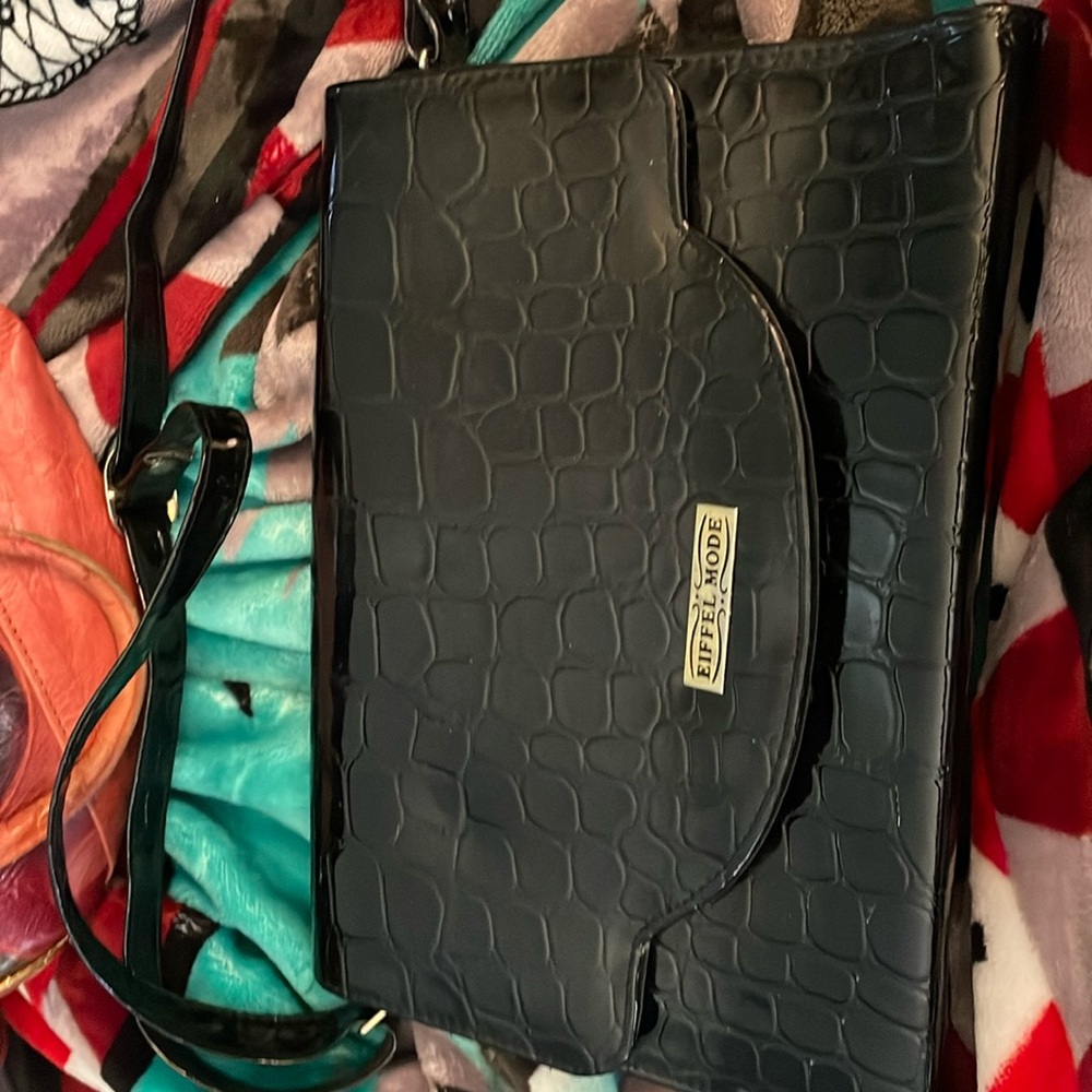 Eiffel mode black patent purse